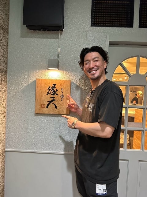 元プロ野球選手の梶谷隆幸が後輩の鳥焼肉店「縁天」訪問、絶品鶏肉と3種の味噌に感嘆