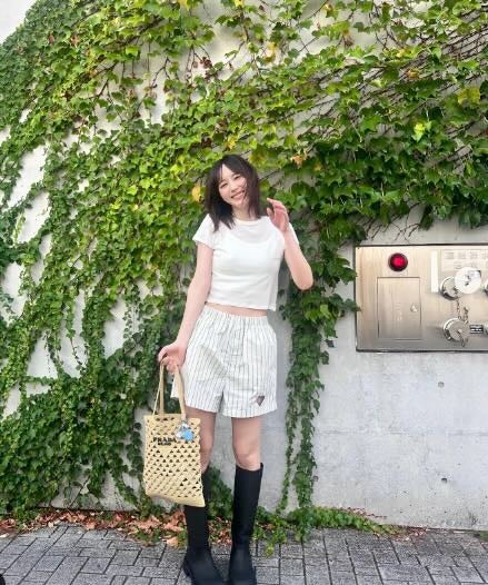 「ズボン穴空いてるけど。。」本田翼の白コーデを公開