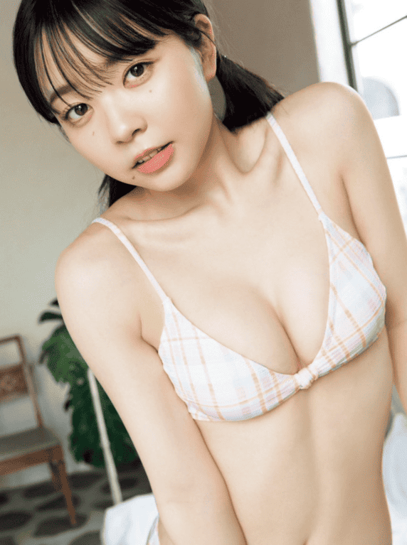 16歳「純粋無垢」美少女の初グラビア　「逸材」と話題に