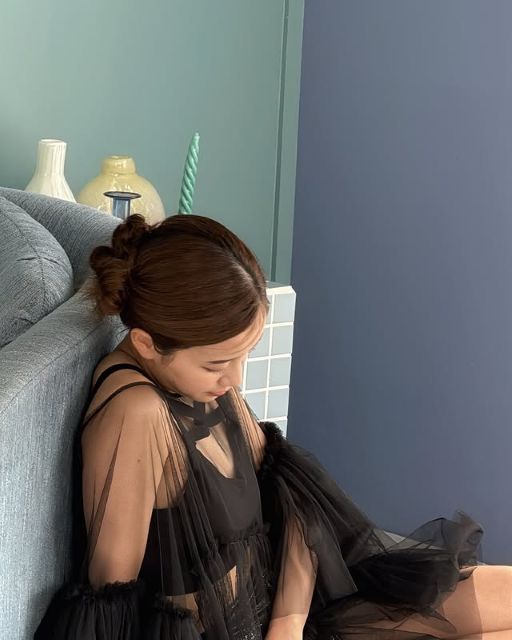 美人キャスターがシースルーな衣装から"チラリ肌見せ大胆ショット"投稿！