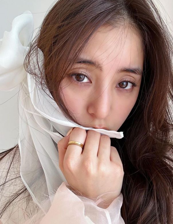 「世界一可愛い上目遣い🫶」新木優子がSweet3月号の表紙を飾る✨