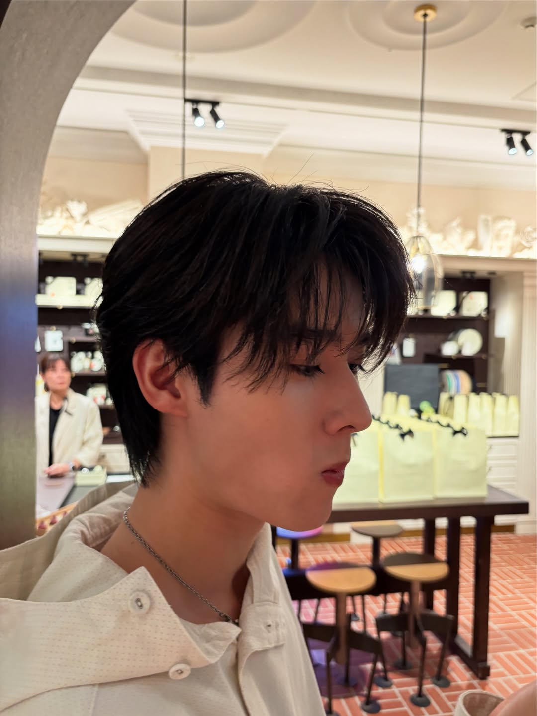 「顔が美形すぎる」藤岡真威人、もぐもぐしながらきれいすぎる横顔をファンに披露