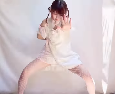 「ハジメのいーーっぽ！」白タイツミニ姿の人気コスプレイヤー、魂荒ぶるソーラン・ダンシングを披露！「キマってます」