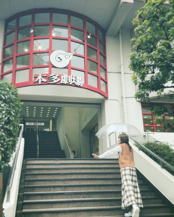 秋元真夏が雨のなか本多劇場前に。「わかる人にはわかりそうな...」