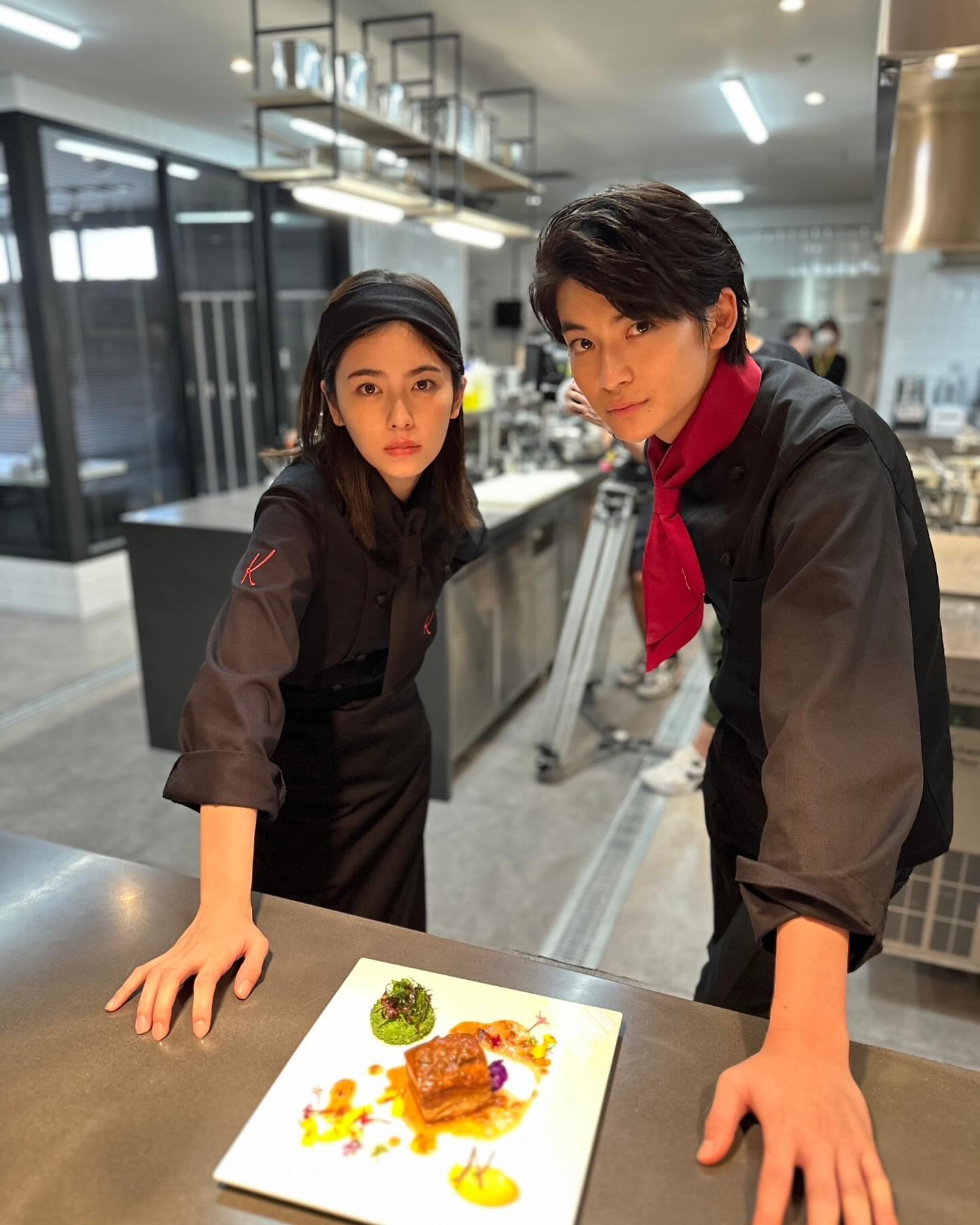 『フェルマーの料理』高橋文哉と小芝風花のシェフ姿が話題📸「美男美女のツーショット❤️🖤」