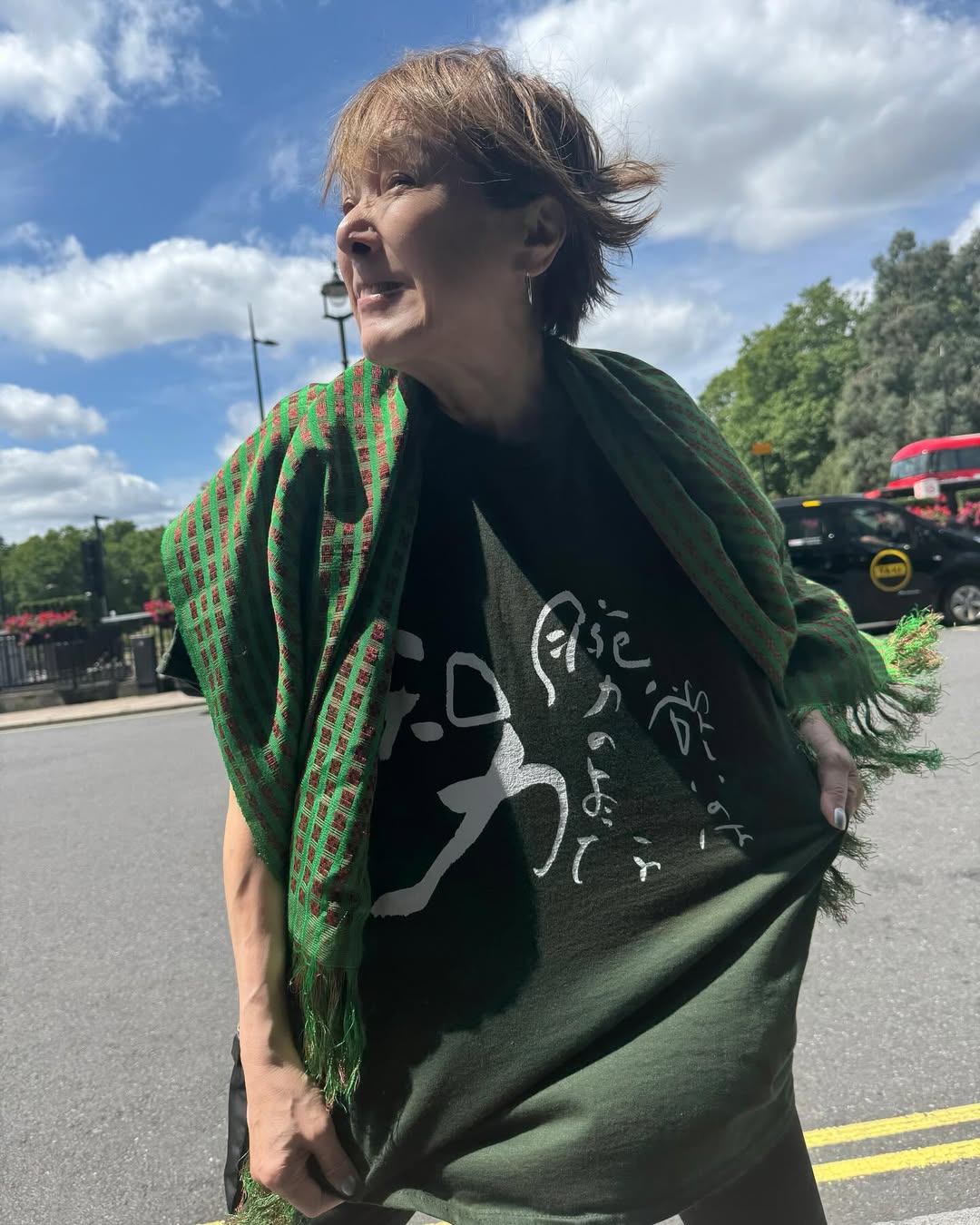 桃井かおりが元気の出るメッセージTシャツを紹介！