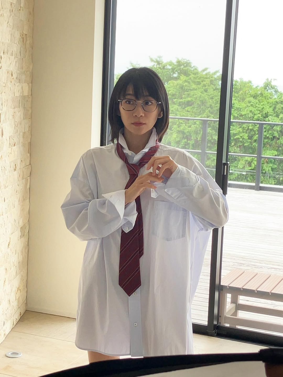 ぶかぶかYシャツ姿で注目集まる！？“元祖メガネアイドル”時東ぁみが久しぶりのグラビア撮影を報告！