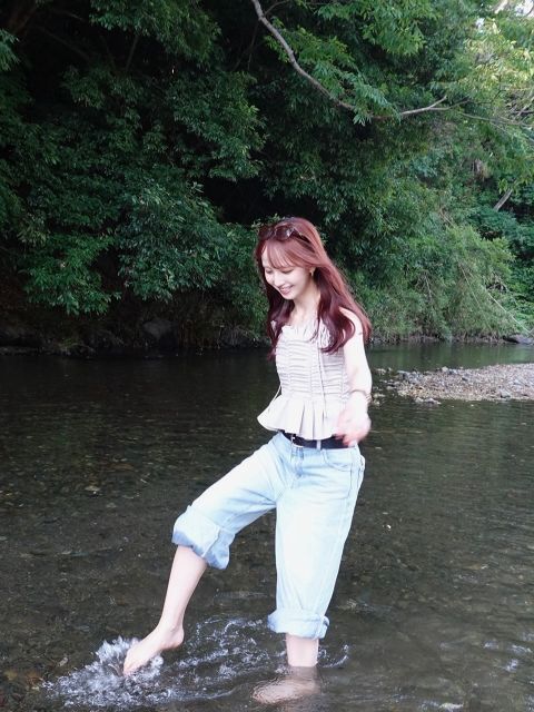 川でちゃぷちゃぷ水遊び！元乃木坂46・佐藤楓の最新ショットが可愛すぎる！