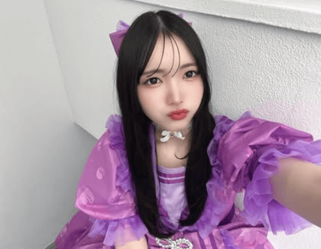 紫のセーラー服が似合いすぎる！真鍋凪咲のキュートな自撮りにファン悶絶