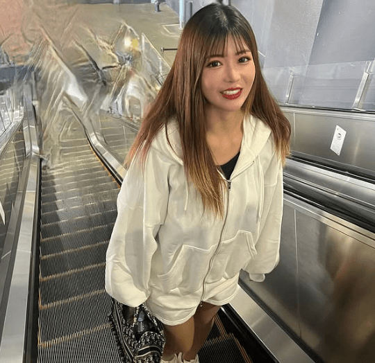 「モデルに転職されたんですか？」話題の美女ゴルファー、驚愕の”エスカレーター・美ショット”披露！ファンハートもエスカレーション