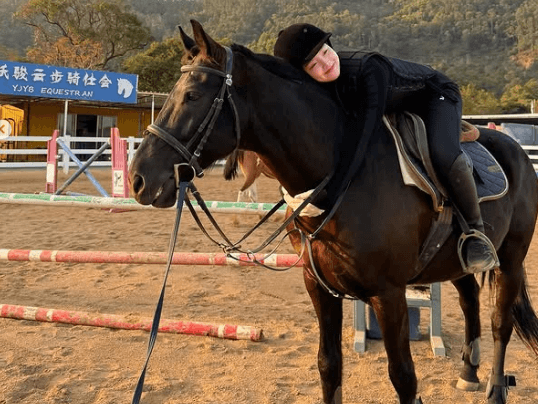 「人類の総意、お馬さんが羨ましいっす」美女ゴルファー、乗馬中の”ラブラブ・スキンシップ”にファン熱情！「流石お嬢様」