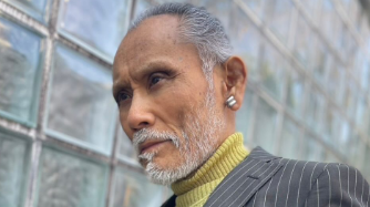 「モデル顔負けの着こなし！」片岡鶴太郎、ジャケット×デニムの洗練コーデを披露