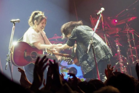 山本彩×阿部真央、ライブナタリーZeppツアー「SYnergy」初日が熱狂の幕開け！