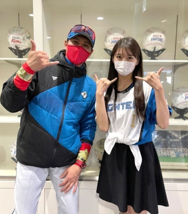 牧野真莉愛が日ハム・新庄監督との2ショットを公開「つーたんいなくなったら、まりあなみだでる」