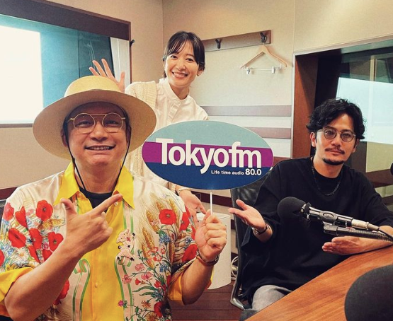 香取慎吾、麦わら帽子を被った夏ショット投稿🌀隣には稲垣吾郎も👀