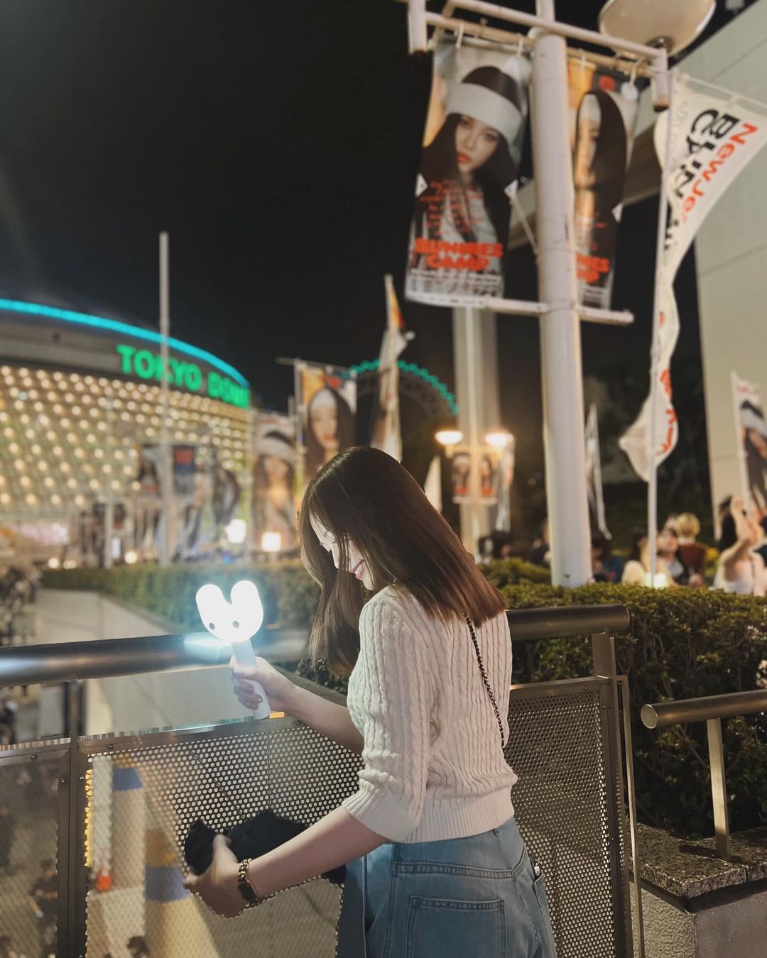 「美女がオタクしている…」元乃木坂メンバーが大人気グループのライブに参戦！