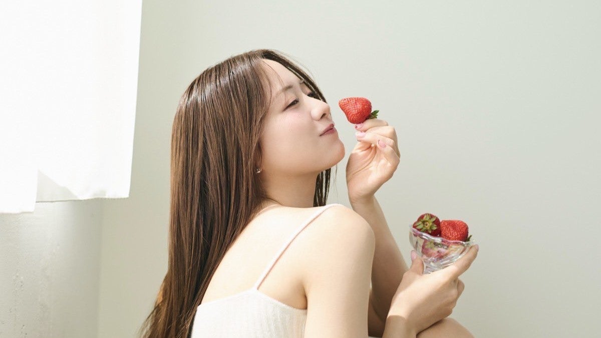 森香澄、連載で語る「ダイエット時の食生活」いちご片手に微笑む横顔も話題