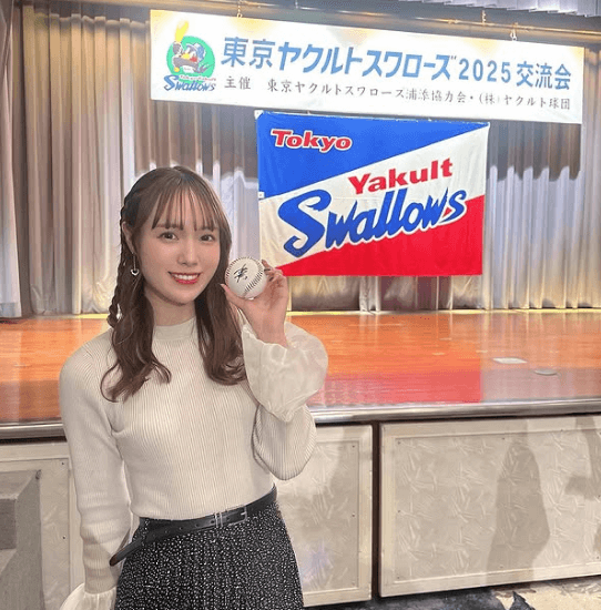 キュートな野球女子、東京ヤクルトスワローズ交流会へ！”サインボール”を当て絶好調！つば九郎とのショットも話題