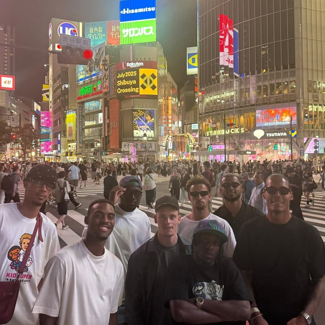 リヴァプールのキャプテン、ファン・ダイクが渋谷に！スクランブル交差点でのカリスマショットにファン興奮！