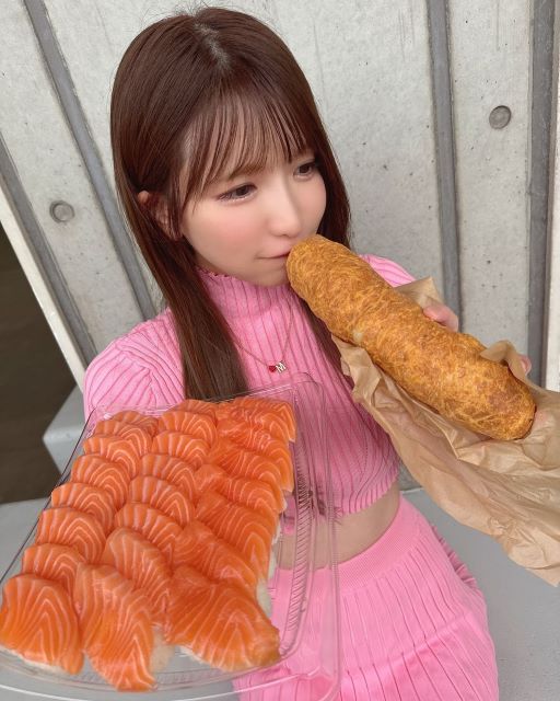 「寿司の絨毯やん…」大食いアイドル・もえあず、大好きすぎるサーモン寿司を爆食い!?