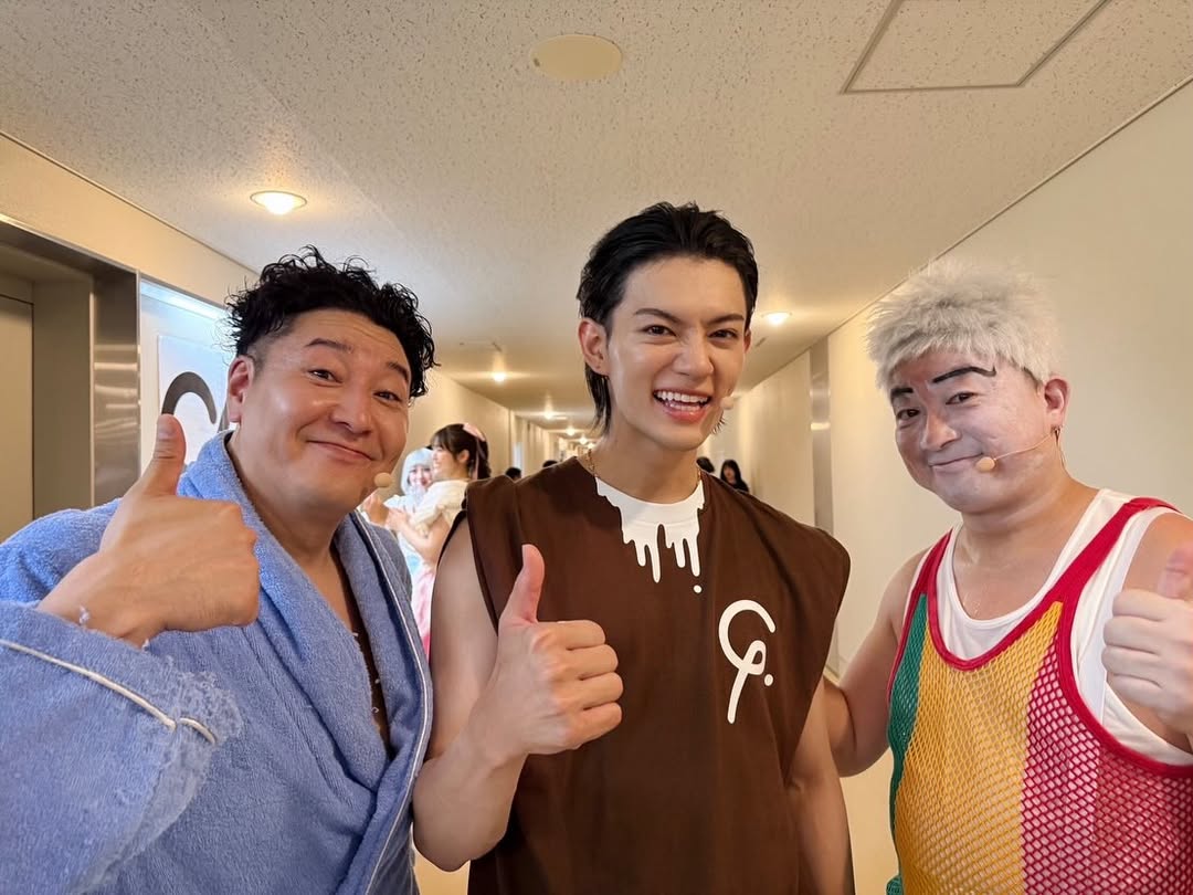 「笑顔がはじける！」佐野勇斗、チョコプラと舞台裏で豪華ショット公開