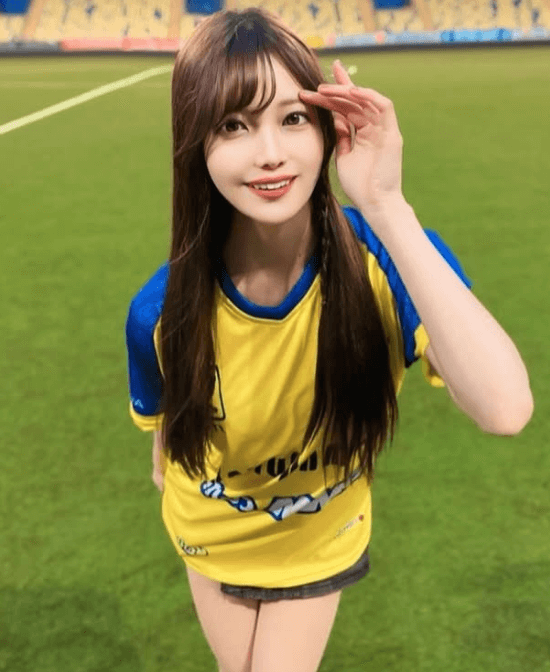 「額縁に入れたいほどの可愛さジャマイカ…」あの人気レースクイーン、サッカーフィールドで披露したユニフォーム姿に大絶賛