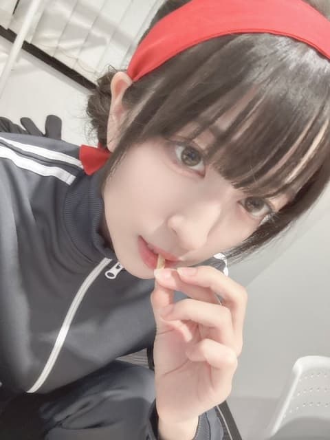 「ご褒美げっと✨🍠」女性声優が配信で激カワなジャージ&ハチマキ姿を披露！