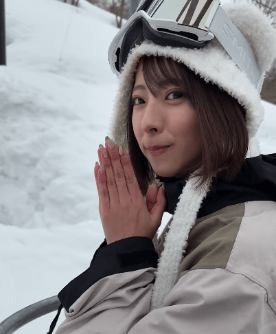 「お許しください」ネタが切れたと嘆くスノボ美女・ちーちゃん、“リフト懺悔ムービー”を公開するもファンは絶賛で無双状態！「ネイルも口紅も可愛い」