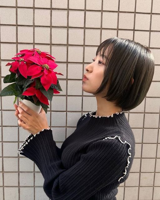 「あと33日ですね」グッモニお天気お姉さん・今井春花、ポインセチア見つめクリスマスに思い馳せる