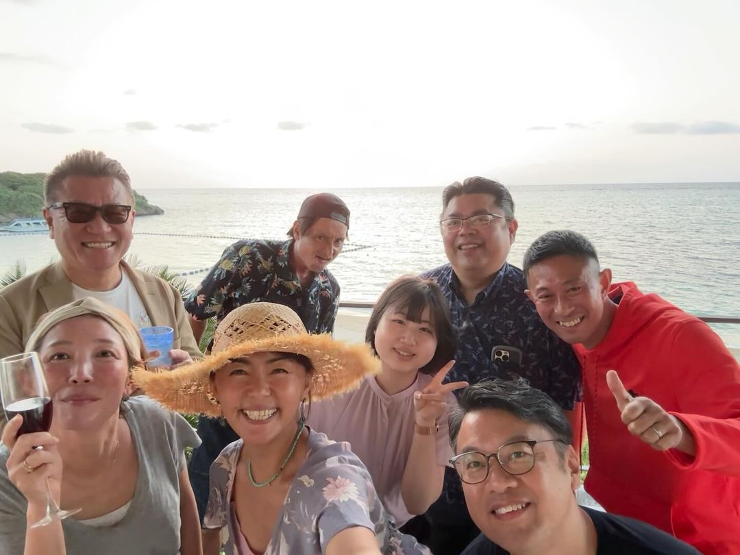 人気女優が沖縄の豪邸を大公開！オーシャンビューの豪華バーベキューが「サイコーだね」