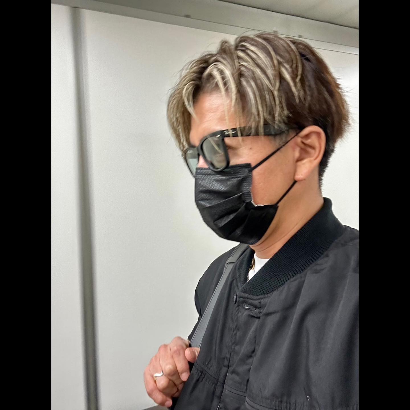 木村拓哉が飛行機を後に収録へ🎥クールな1枚が大反響✨
