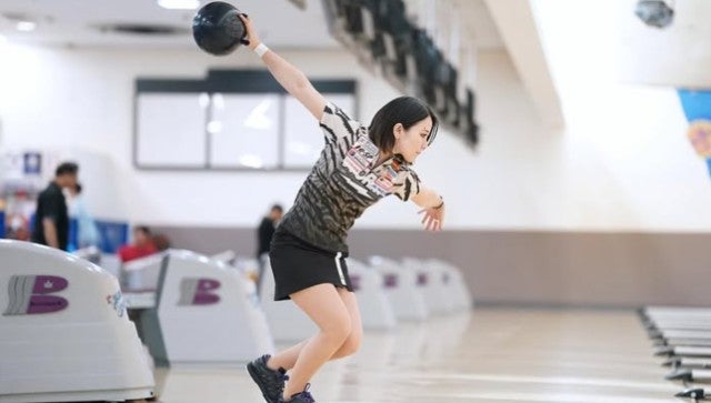 美フォーム披露！プロボウラー・霜出佳奈 が猛暑に負けず技術向上を誓う