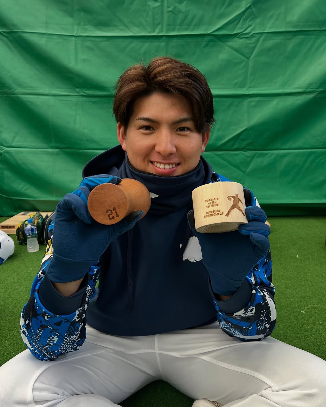 西武スカウト・十亀剣 入団以前から縁のある武内夏暉にプレゼント！「新人王おめでとう！」