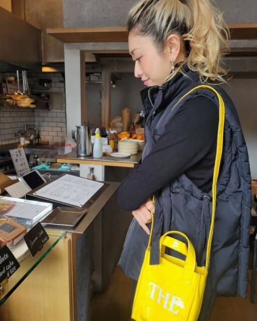 山田優、カフェでの一瞬を切り取った洗練スタイル！鮮やかイエローバッグが視線を奪う