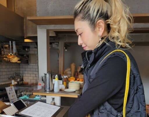 山田優、カフェでの一瞬を切り取った洗練スタイル！鮮やかイエローバッグが視線を奪う