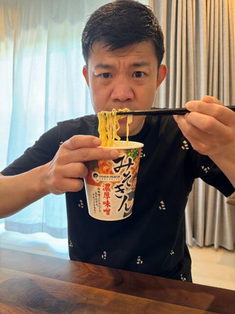 「気合いのメンチ！」あの大人気カップラーメンを亀田興毅が食らう！