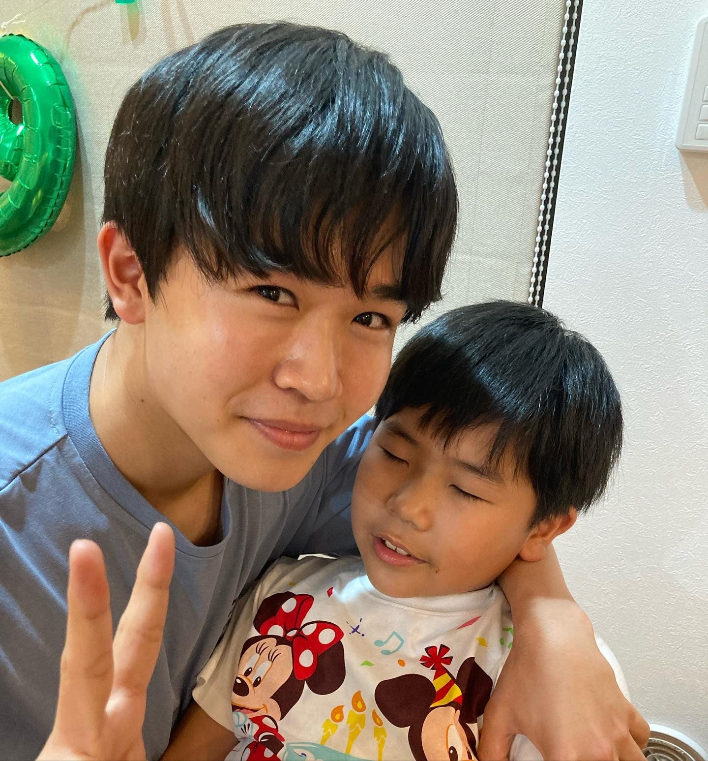 鈴木福さんが弟の楽さんの誕生日を祝福「生まれた時の写真をオマージュして笑」