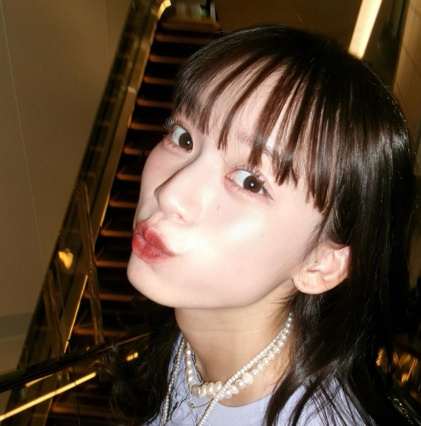 可愛すぎ注意！由布菜月が“エモ可愛”ハンバーグデート風ショットを公開「透けてるレベルの透明感」と話題に