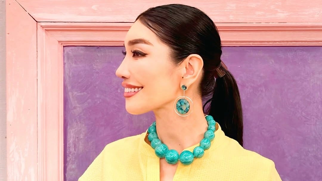 「生きてるBarbieちゃん」アンミカ、元気カラー衣装ショットにファンも笑顔に！