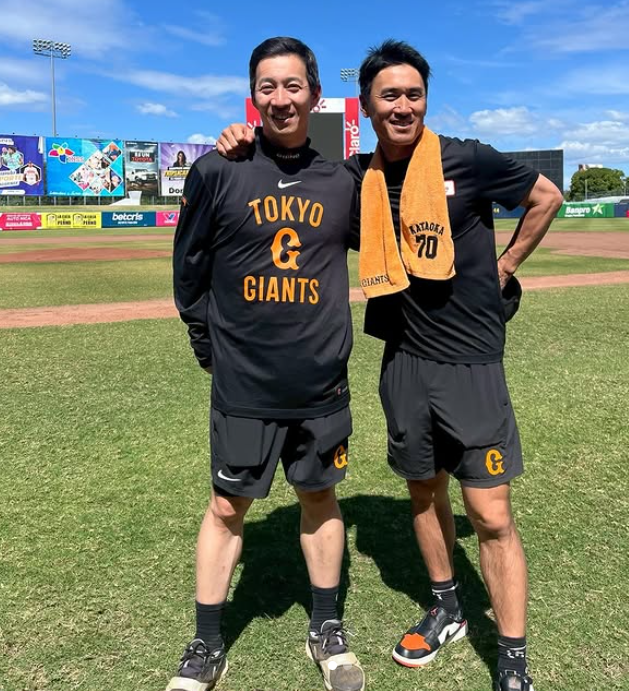 片岡保幸、指導者の道を走る「同級生」との2ショット