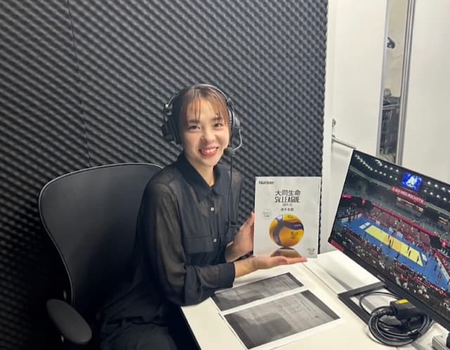 元バレー女子日本代表の迫田さおり　SVリーグ 解説席でパチリ