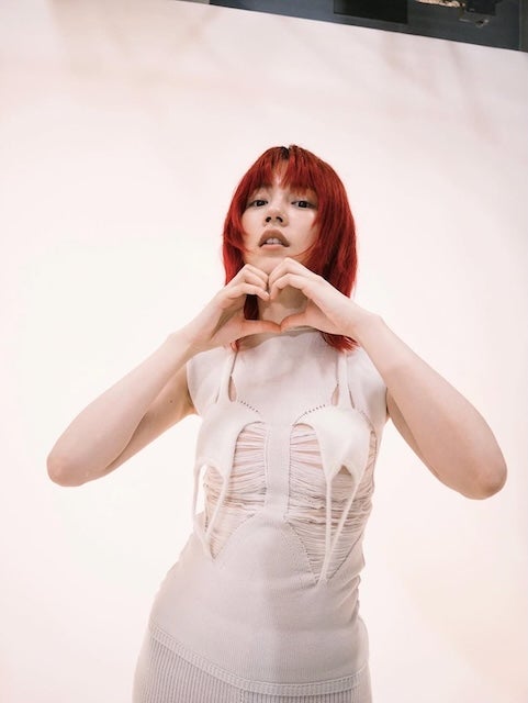鮮やかな赤髪で話題！のん、ニットドレス姿のオフショット公開で新境地を披露