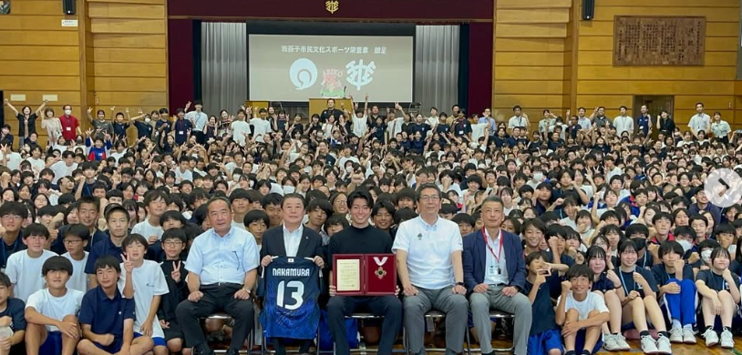 「10年ぶりの凱旋」サッカー日本代表・中村敬斗、母校・我孫子中に帰郷！市から栄誉賞も受賞