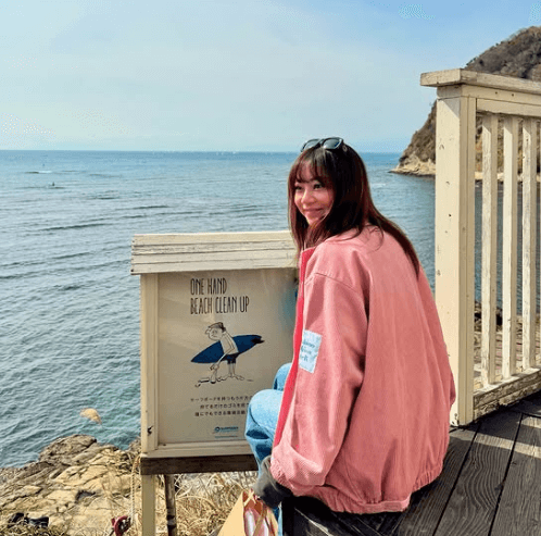 「ピンクが映えるー！」美女ガールズバイカー、潮騒香る”海際のビューティーショット”を公開！ファン注目の眼差し「 kawaii smile」