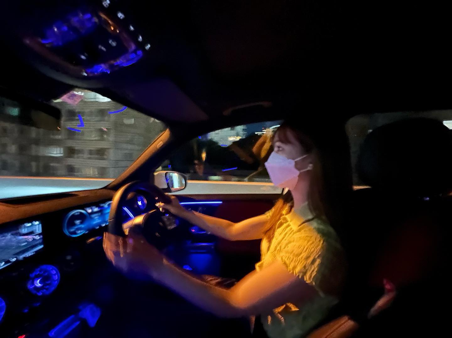 高級車を運転する藤田ニコルさんにファンもドキドキ💕「横顔かっちょ可愛い😍」