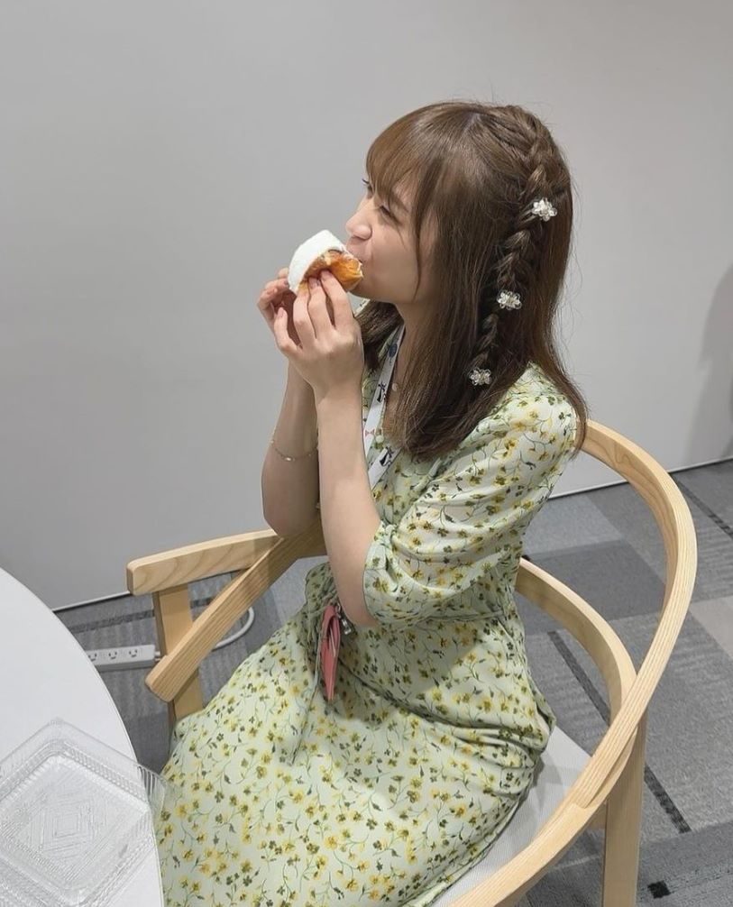 「あざと可愛い！」秋元真夏が生クリームを口につけて差し入れ頬張る写真公開