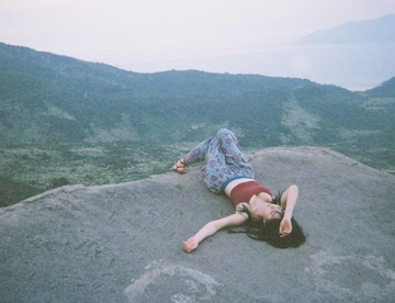 「日奈子の魅力爆発」ベトナムで横たわる人気女優が