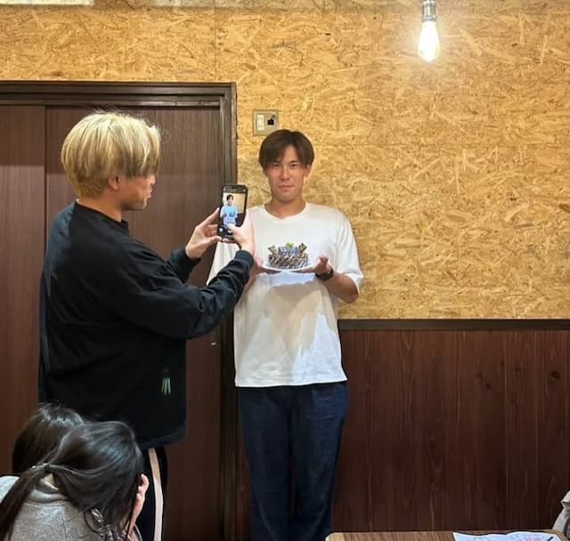 櫛引一紀、誕生日にツッコミ！『みんなで写真撮るものじゃないの？』