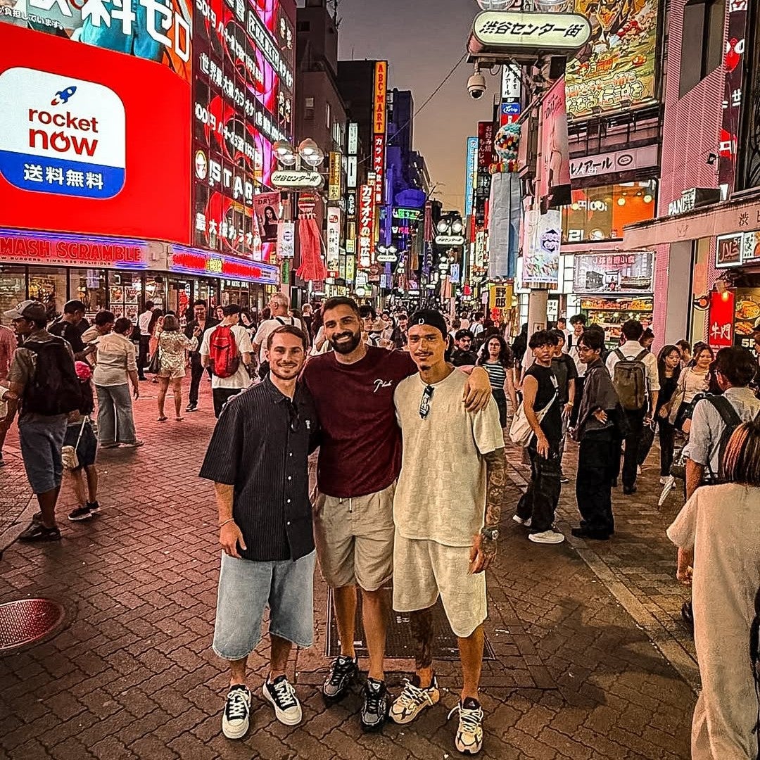 リヴァプールのスター選手が東京でオフを満喫！渋谷のセンター街に現れ、居合わせた人びっくり！！