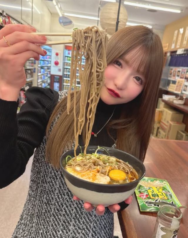 〇〇〇〇で立ち飲み⁉大食いアイドル・もえあずがお腹いっぱいになるまで立ち飲みを楽しむ